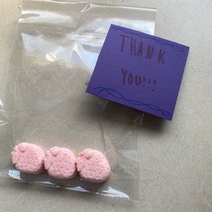 Small strawberry homemade bath bombs !!